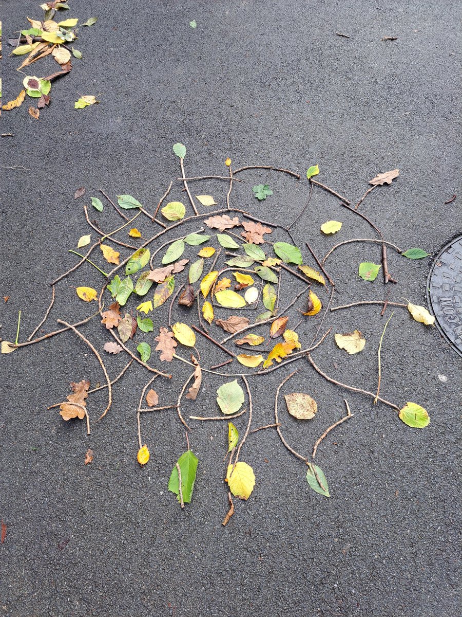 Lots of exciting Environmental Art created today at Ysgol Penyffordd,Flintshire working with Reception and Years 1/2 artists. Well done everyone 👏 @Arts_Wales_ @YsgolPenyffordd