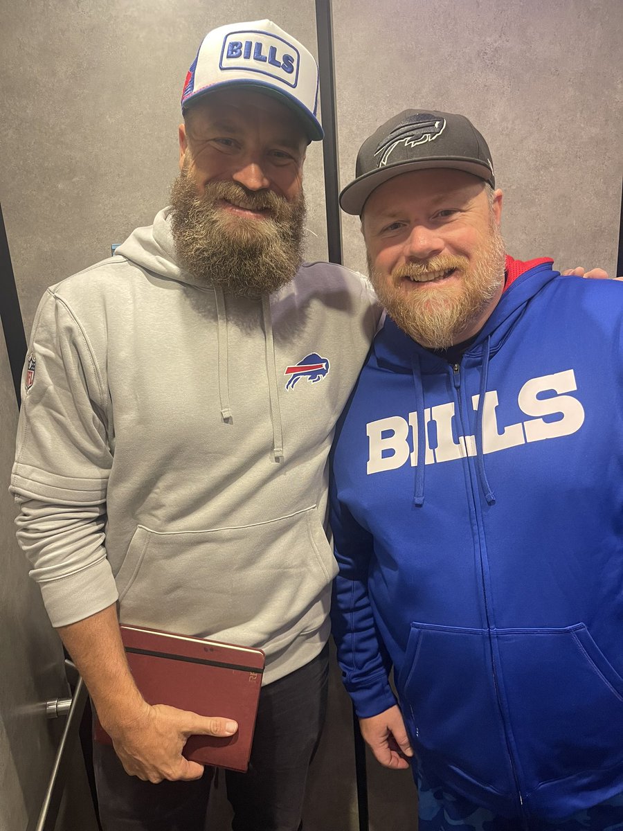 kdelsorbo's tweet image. First person we saw when we came into our hotel. This is a good sign. #BillsMafia #fitzmagic #fitzpatrick