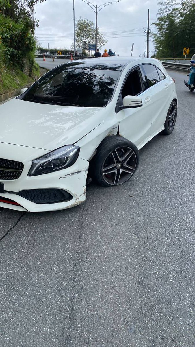 DenunciasAntio2's tweet photo. Hace pocos minutos por poco se presenta un accidente En toda la curva del caí qué hay bajando palmas. Conductor se lo come la curva https://t.co/IekRnUH7A1