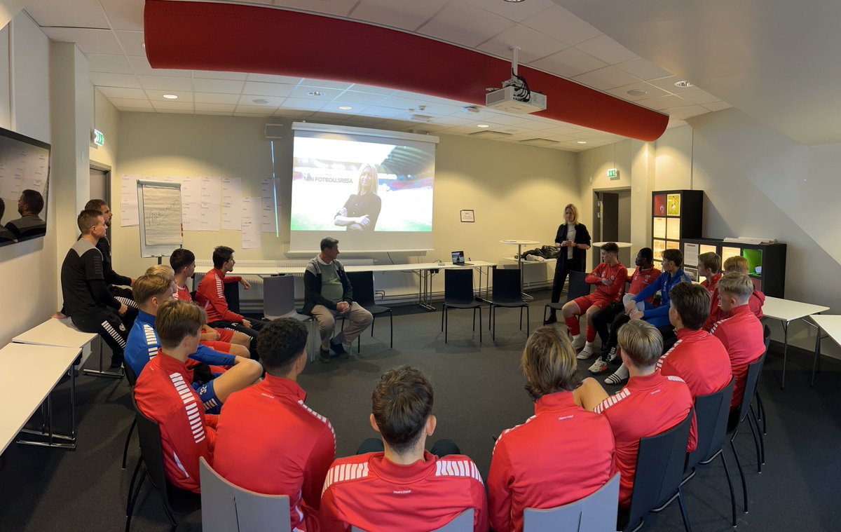 JanniArnth's tweet photo. Presentation and post-discussion with P19 @KalmarFF 
- what does it take to become a footballer and what can you do to get closer to your dream? 💭 ⚽️ https://t.co/wRg3lbnkRv