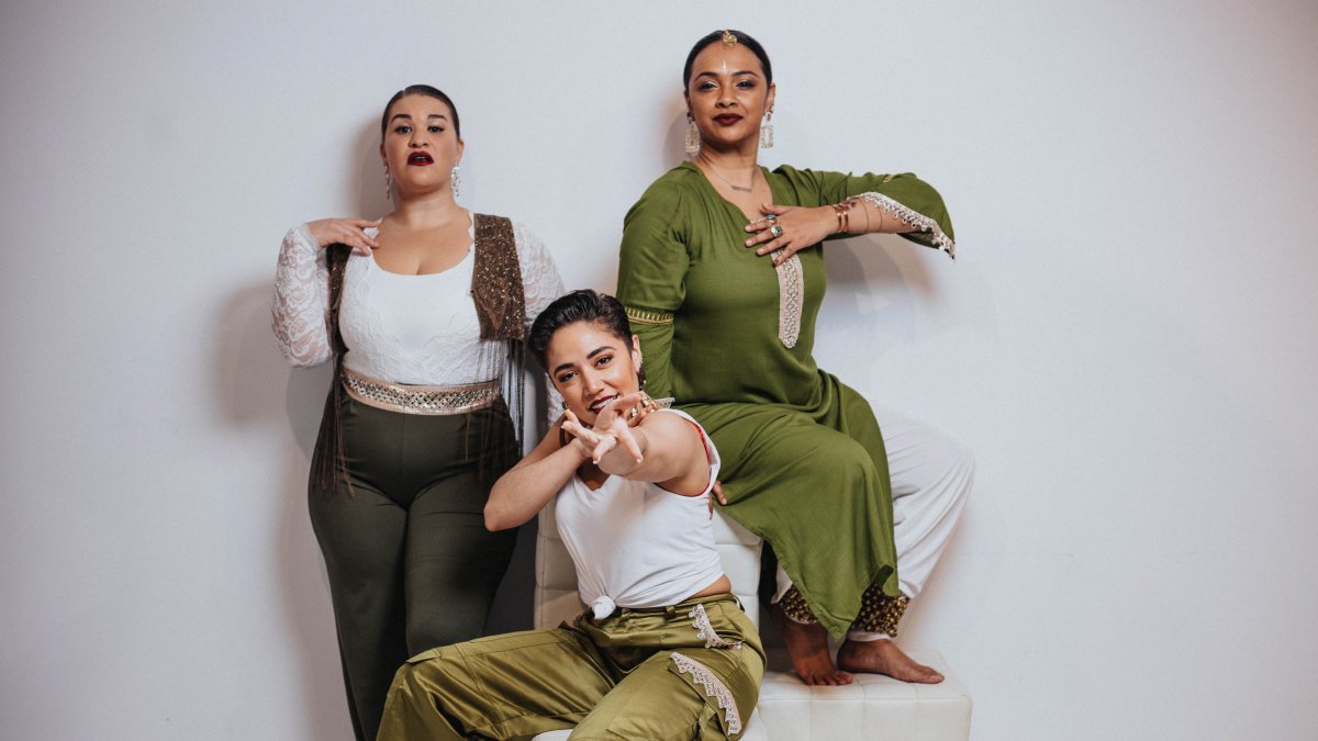 The rhythms of Flamenco, Kathak & Tap dance come together on Saturday for CF ‘23 Resident Artist Soles of Duende's public sharing! Don't miss NYC's beloved percussive trio. 💫The Kitchen: Sole Food w/ Soles of Duende 🗓️10/28 at 6pm 🎟️ chelseafactory.org/sole-food-with… 📷 Mike Esperanza