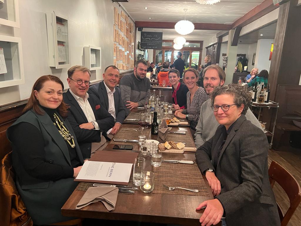 Bei der #WahlCH23 mag es knapp gewesen sein, in Bern stehts 5:3 auf dem Bild bzw. 7:4 im Rat. Merci <a href="/MitteStadtBern/">Die Mitte Stadt Bern</a> für den spontanen Austausch. Was passiert, wenn man zufällig im gleichen Restaurant reserviert.