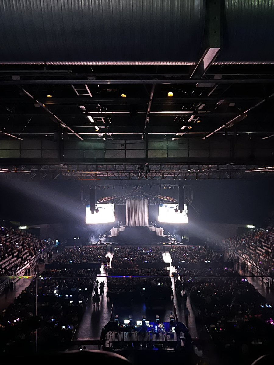 enchantedandtea's tweet photo. @sclub waiting for sclub tonight https://t.co/B7kjzfVfIu