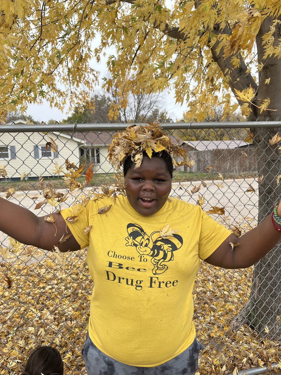 NewellGI's tweet photo. Fall foliage fun today at recess! #KnightsofNewell https://t.co/21sSYFWfAB
