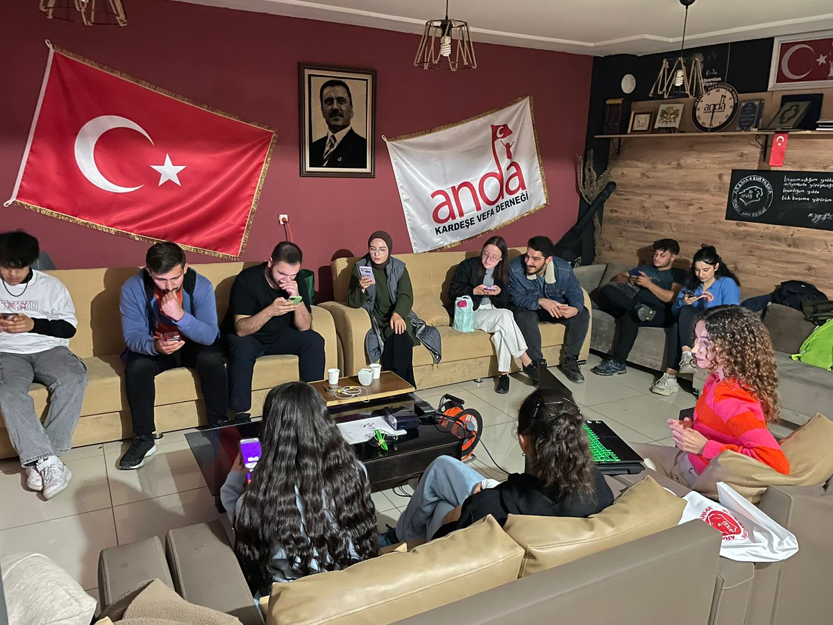 AndaGenc's tweet photo. 🇹🇷
Sivas Genç ANDA Ekibimiz Cumhuriyetimizin 100. yıl dönümünde bilgi yarışması düzenledi.

📍@andasivas

#CUMHURIYETİMİZ100Yaşında #gençanda https://t.co/MqyIv1yVZu