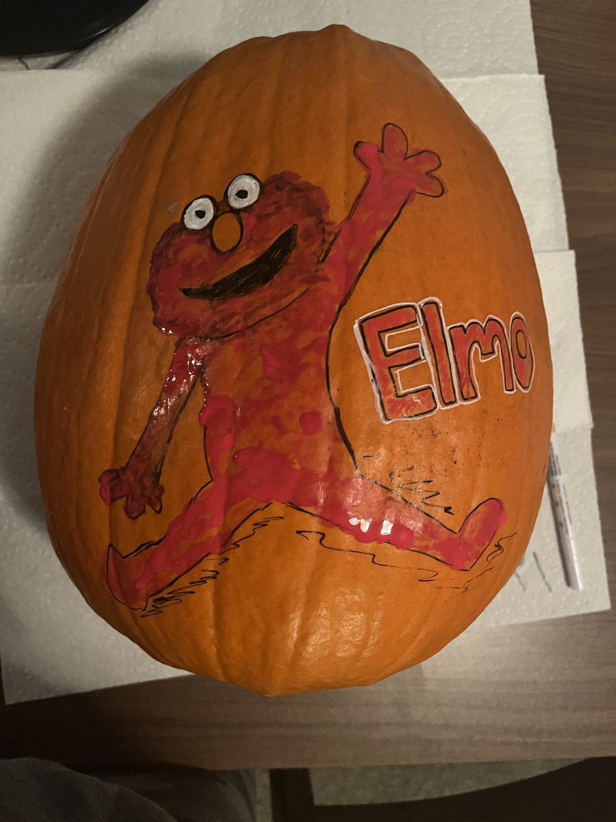 JessRock87's tweet photo. My favorite thing about fall ๐
#pumpkinart #love #family #pumpkin #elmo #dogs #thewaynes #fall #halloween #art https://t.co/uchqV0sh8q