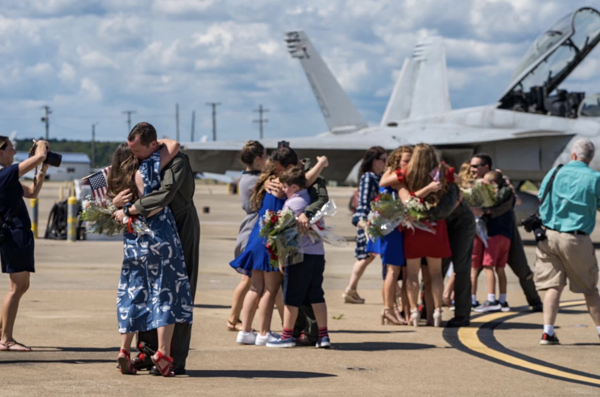 (1/3) Today is National Day of the Deployed. 

The #NMUSN acknowledges and honors those who have served and who are currently #deployed in #service to our nation, as well as their families who make extraordinary sacrifices during deployment. #ThankYou !

📸: Families welcome home