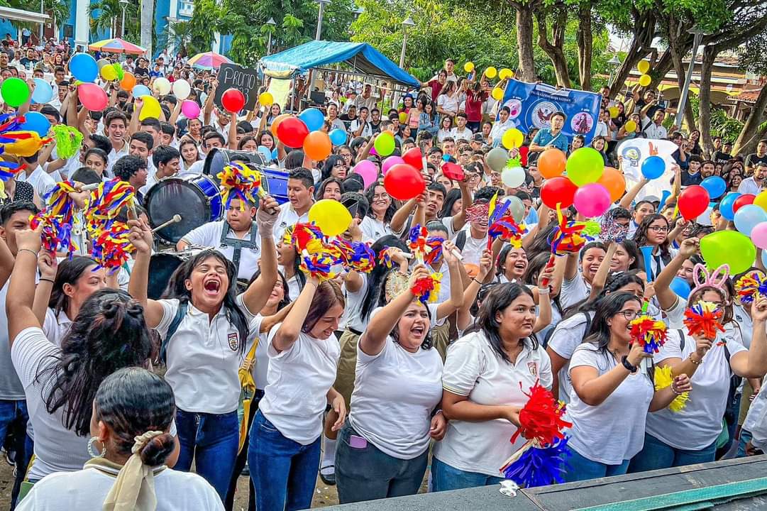PrensaNI_SV's tweet photo. Nuestro diputado y candidato a la alcaldía de San Salvador Oeste, @joseurbinasv, asistió al #PROMFEST 2023, en Apopa, donde participaron diferentes centros educativos, entre ellos:

👉 Instituto Nacional de Apopa, Complejo Educativo Ingeniero Guillermo Borja Nathan, Instituto Nacional Valle del Sol, Instituto Nacional de la Colonia Ciudad Obrera de Apopa, Instituto Nacional Juan Pablo II Nejapa.

"Cada año se debe hacer este evento para que la juventud muestre su fuerza creativa y aprovechen este espacio para crear lazos más fuertes de cooperación y trabajo en equipo", expresó.