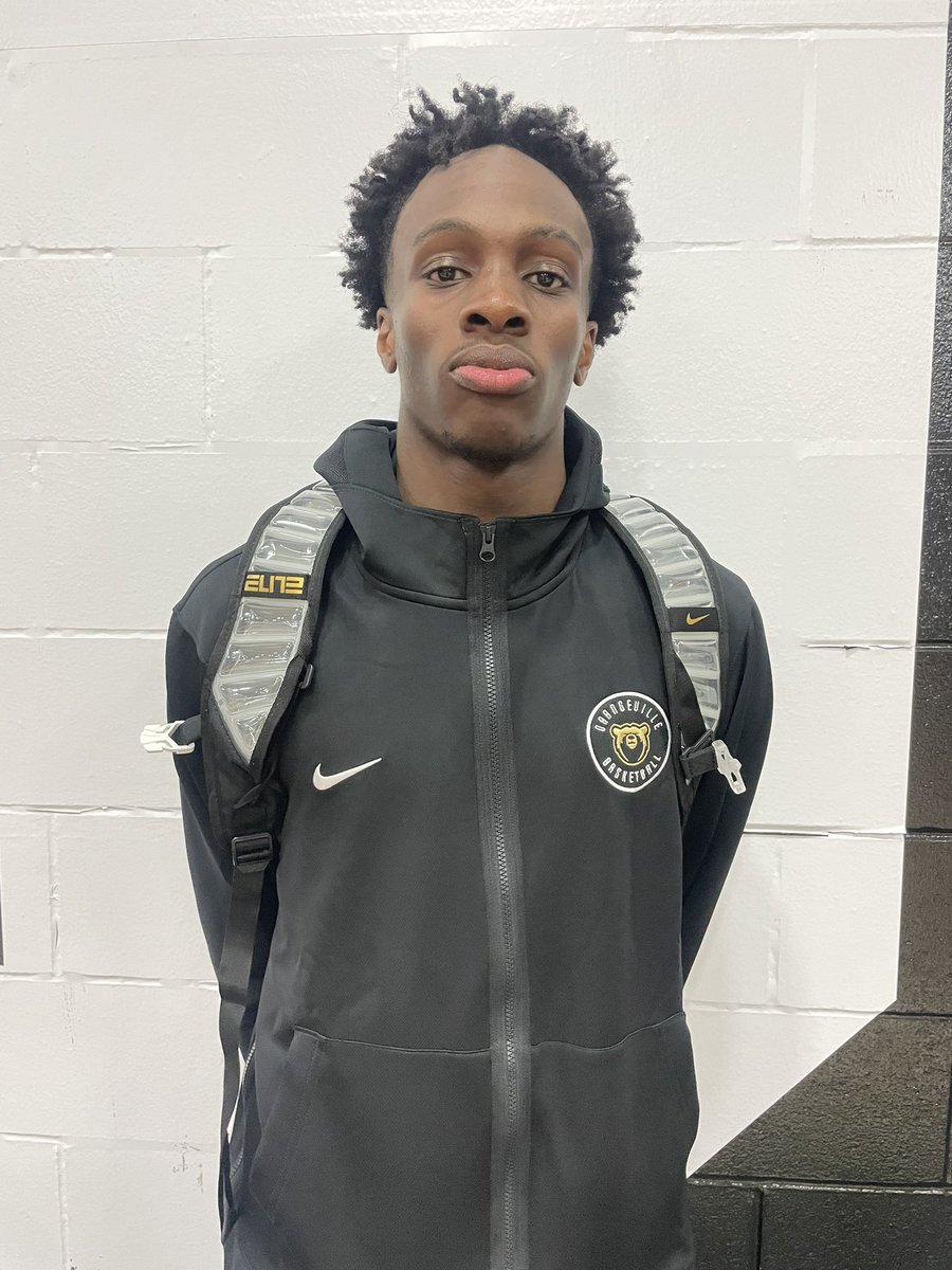 Loving what I’m seeing from the Ottawa native — 6’6 Yann Aphely (2025) on @OrangevillePrep the swingman is punishing the rim with putback dunks, laying the body in the paint, rim running well & blocking shots. He’s out here Randy Moss’n guys on the offensive glass. Great motor.