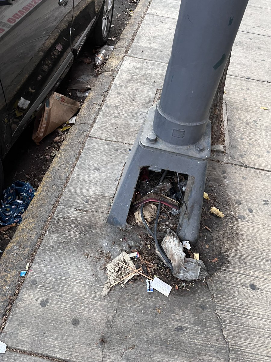 AlanMendeex's tweet photo. Siguen así la calle de Laguna de Mayran, con quien nos podemos dirigir? @AlcaldiaMHmx @SOBSECDMX @LaCasaDeTonoMx @lasalitas https://t.co/GrDvKizrSI