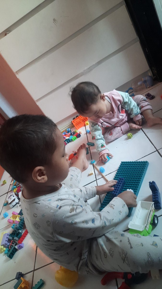 erikabagus's tweet photo. 15menit after adeknya dbf
abangnya bangun, minta main lego plus minta buatin menara

Lyfe with baby n toddler, enjoyyyyy ebe🙂👍🏻 https://t.co/QSMpVtUSvL
