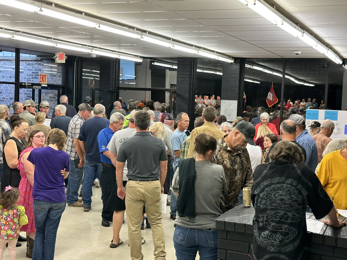 willwatson's tweet photo. I am at Jasper High School, where hundreds of people  — an overflow crowd — have turned up for a town hall meeting on the future of the Buffalo National River. https://t.co/NCVyYS78On