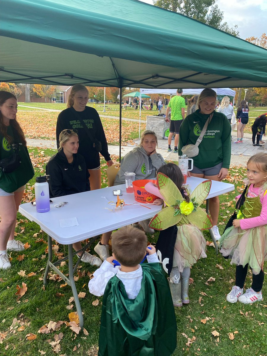 DubC_Softball's tweet photo. The team helped out at the Goodies for Goblins event tonight! Lots of fun with the community this evening! @WilmingtonColl https://t.co/sSJMpZWiiD