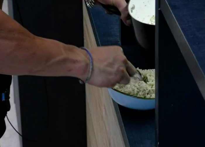 WParlasi's tweet photo. Team buda o team gula? 

Cocina para servirse tremendos platos junto a su grupo, y no contento con eso, se repiten plato o guardan en el mueble. Si se cagan de hambre en el encierro es por culpa de este grupo de hambreados que no saben lo que es ser parejos. 

#GranConstanza https://t.co/kzhRh6nLpY