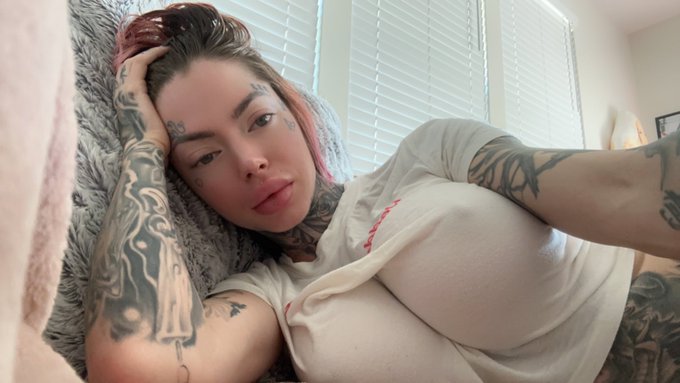 Boob wedgie? https://t.co/C7gc7qGKAc