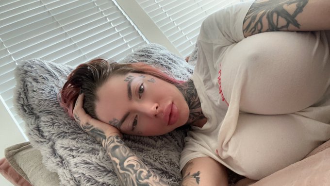 Boob wedgie? https://t.co/C7gc7qGKAc