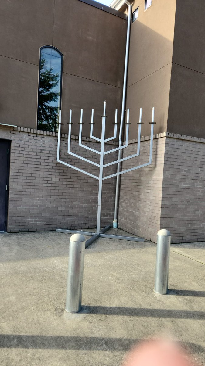 lukemoon1's tweet photo. I'm so proud of my family. They delivered roses to 10 synagogues in two states. #whiteroses #philosproject https://t.co/vZdK4sfJCx