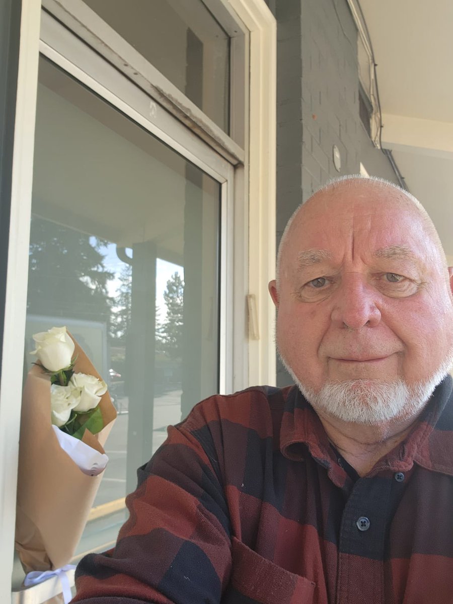 lukemoon1's tweet photo. I'm so proud of my family. They delivered roses to 10 synagogues in two states. #whiteroses #philosproject https://t.co/vZdK4sfJCx