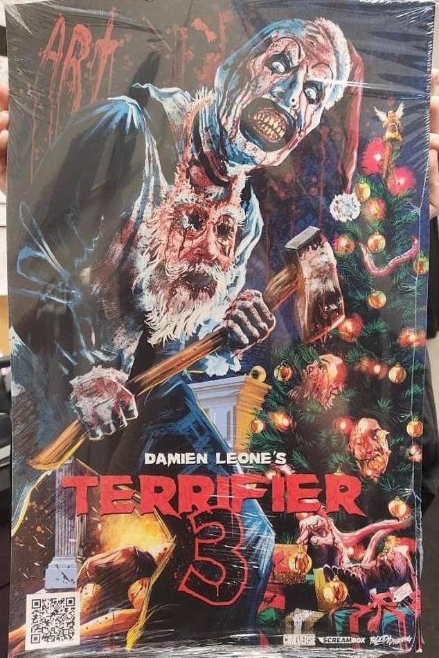 Póster (En mala calidad) de TERRIFIER 3, que sitúa a Art the Clown en temporada navideña. El próximo 1 de noviembre se proyectará el primer teaser en exclusiva en el reestreno de Terrifier 2. Se ha prometido que tendrá "mayor presupuesto y será aún más extrema". Estreno en 2024.
