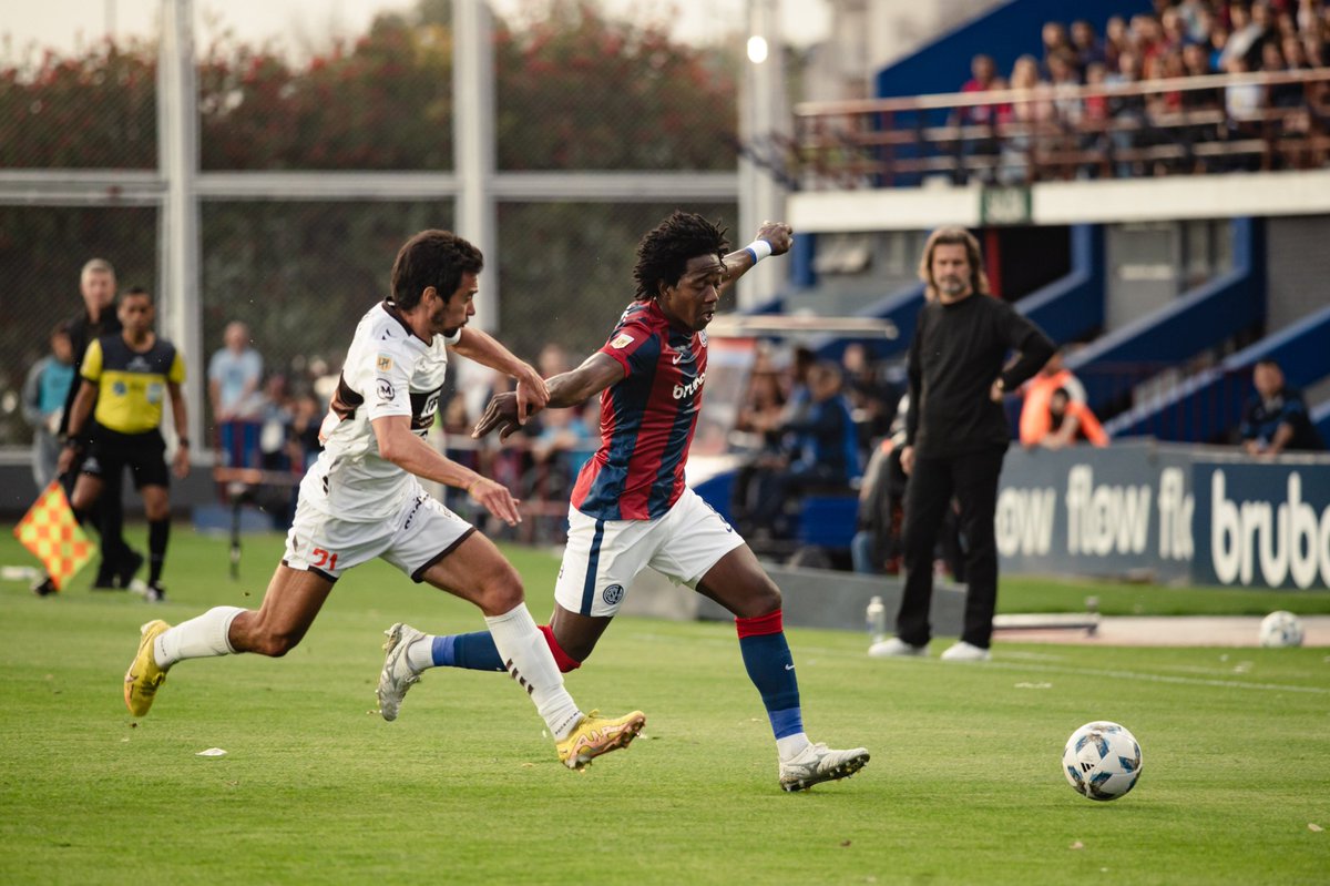 cafe_ciclon's tweet photo. ⚽🔵🔴 EMPATE SOBRE LA HORA: casi en el descuento, San Lorenzo rescató un punto al igualar 1-1 ante Platense. Bareiro anotó para un equipo que otra vez demostró una enorme dificultad para generar y marcar sumado a rendimientos individuales muy bajos. 9 sin ganar por torneo local. https://t.co/OKqjvyOAca