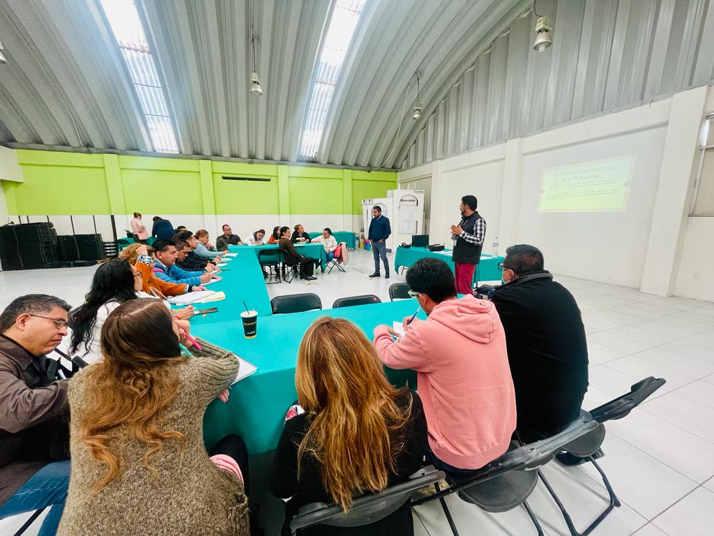 Refugio_Mtz's tweet photo. #ElPoderDeServir 
realizó una Reunión de trabajo con  responsables de las Supervisiones  Escolares de los Niveles  Preescolar, Primaria, Secundaria y Telesecundaria, en la que se abordó la comprobacion del programa   "Libros de Igualdad de Género" https://t.co/PkzaW84WEM