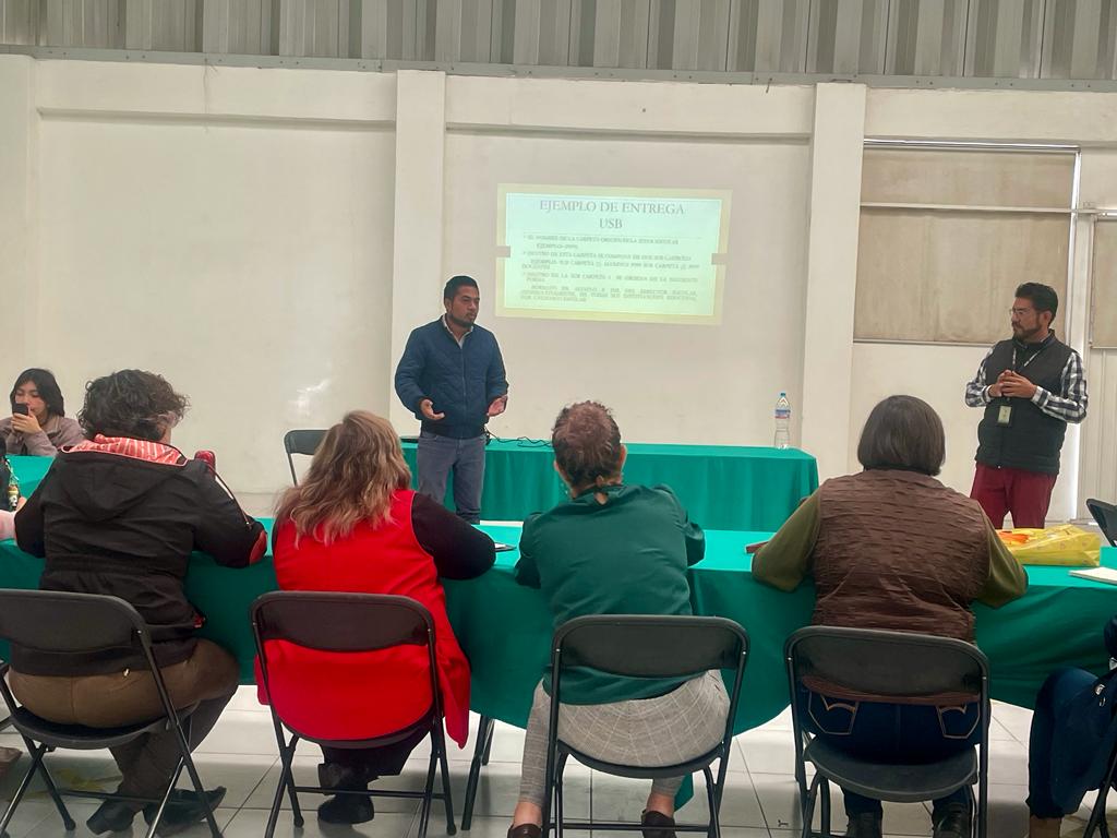 Refugio_Mtz's tweet photo. #ElPoderDeServir 
realizó una Reunión de trabajo con  responsables de las Supervisiones  Escolares de los Niveles  Preescolar, Primaria, Secundaria y Telesecundaria, en la que se abordó la comprobacion del programa   "Libros de Igualdad de Género" https://t.co/PkzaW84WEM