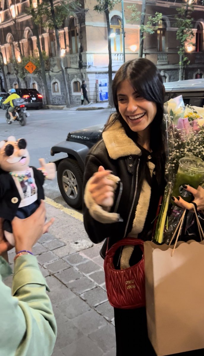 SmilingClarke's tweet photo. La secuencia más bonita que vas a ver hoy, ella recibiendo a su simi 

BÁRBARA EN FICM https://t.co/TVb63aDeMF