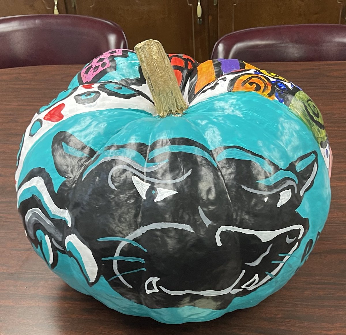 Nalty_Art_Class's tweet photo. 6th Grade Art Club did a great job painting our schools pumpkin for the Trash Panda Fall Festival https://t.co/x8pyz9NJov