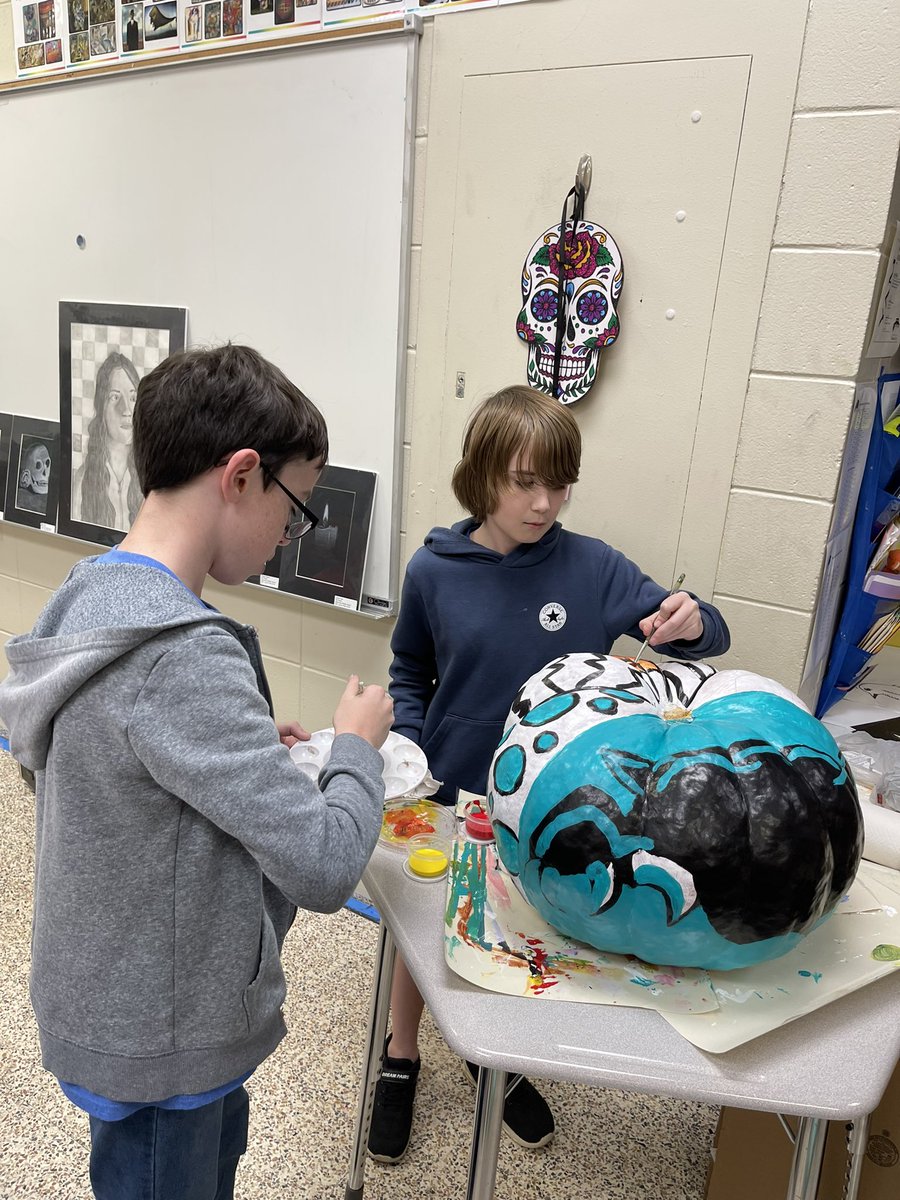 Nalty_Art_Class's tweet photo. 6th Grade Art Club did a great job painting our schools pumpkin for the Trash Panda Fall Festival https://t.co/x8pyz9NJov