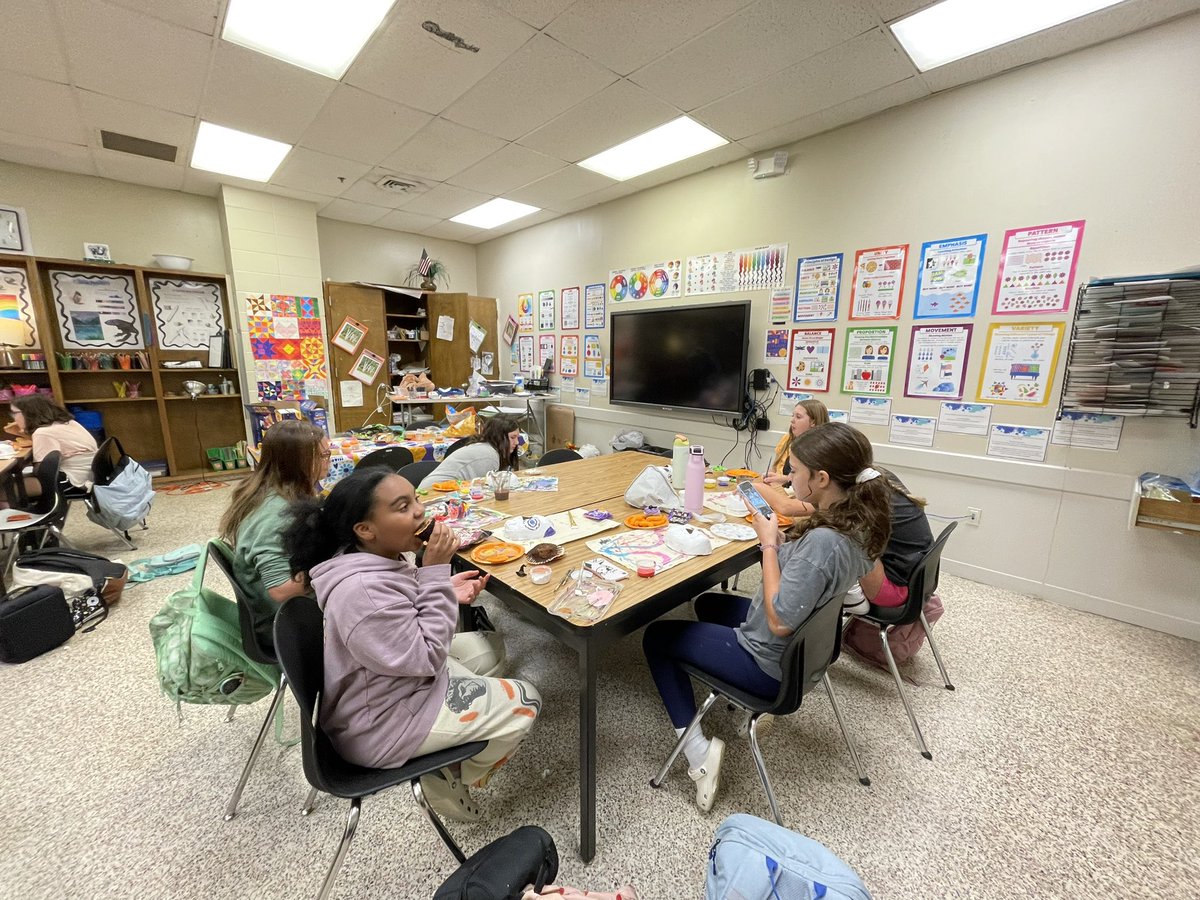 Nalty_Art_Class's tweet photo. Art Club celebrated with a little fall party while painting our Dia de Los Muertos masks during after school club meeting. https://t.co/lXmlelzL2L