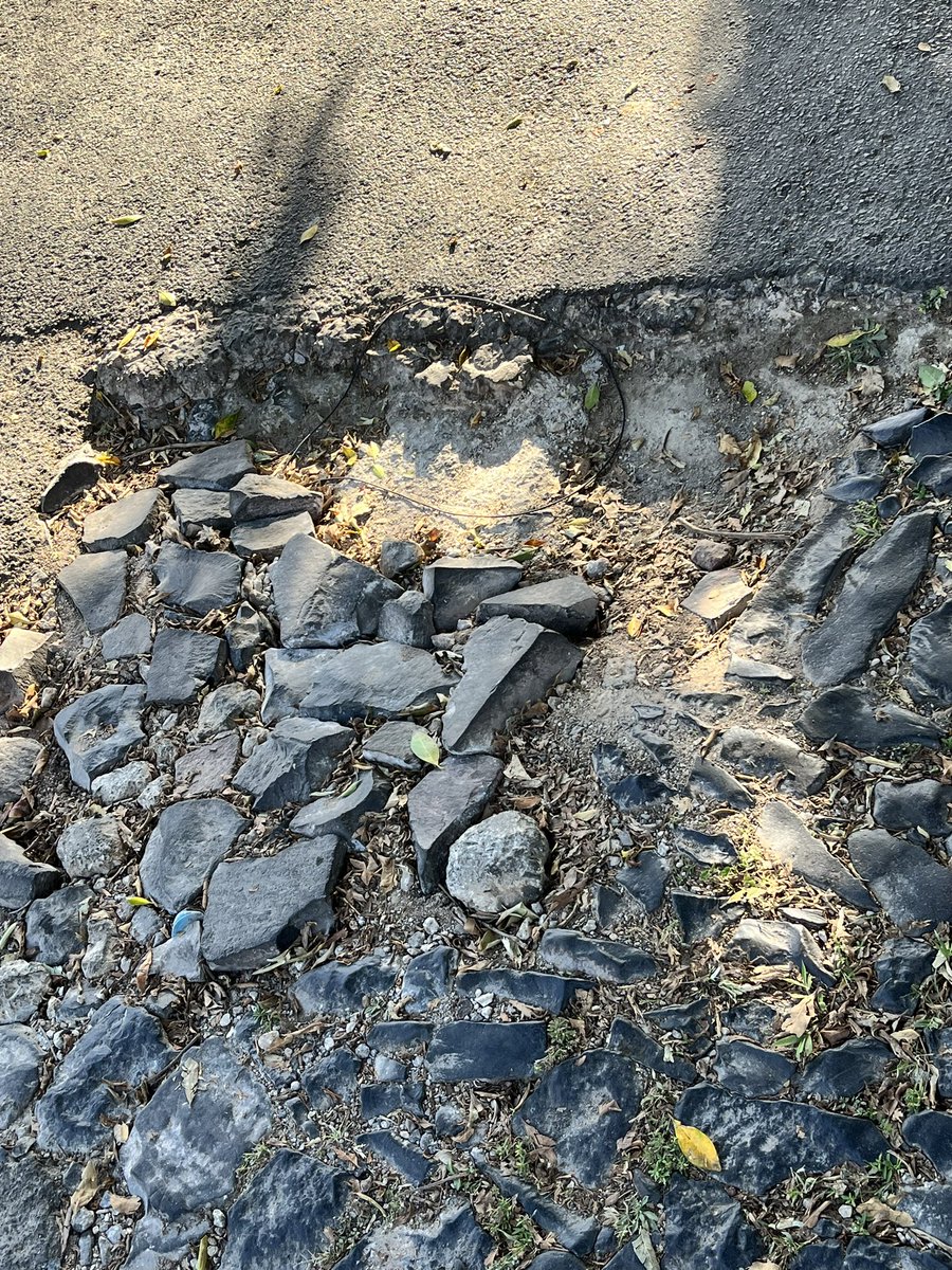 calladamazo's tweet photo. @ZapopanGob podrían apoyar en un bacheo… es el único ingreso y él empedrado cada día se deteriora más… agradecemos su amable y pronta atención… Col. villas alcalde calle villas dé oriente https://t.co/EJ93HHi8R1