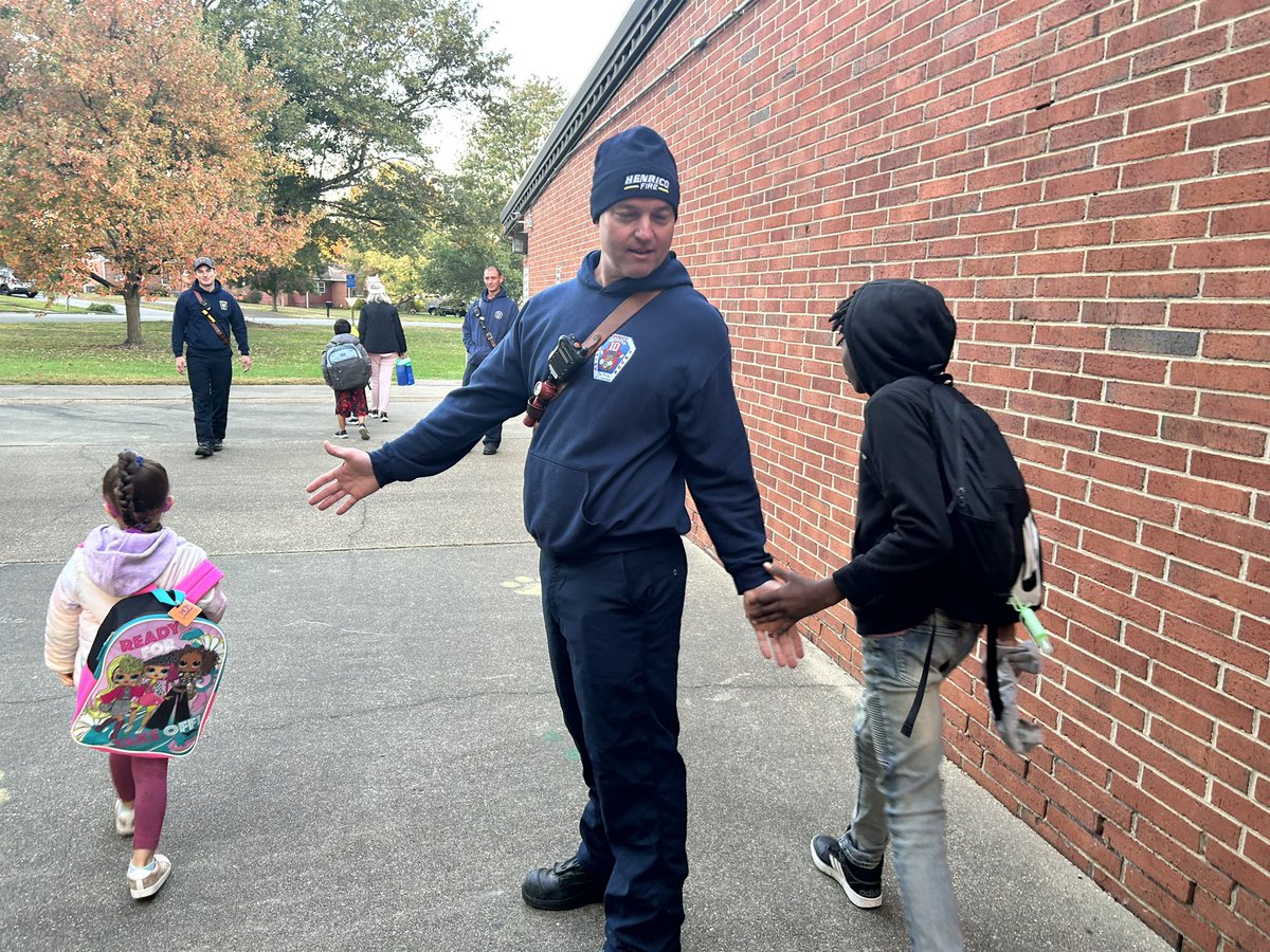 Thank you @HenricoFire for coming to @Longan_ES today to give our Ss high fives! What a great way for our Ss to start the day! We appreciate you in our #community!