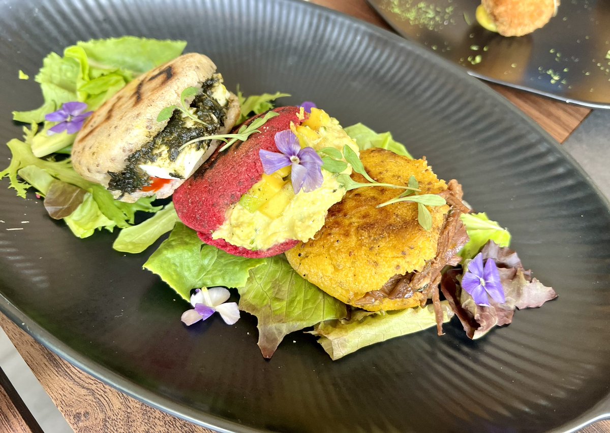 gabyarocha's tweet photo. Hoy fui a un sitio que me encantó. La comida es deliciosa, el aguacate🥑 es la estrella. Los platos son divinos y bellos. ¡Hay arepitas decoradas con flores,🌺cheesecake de aguacate! Vean su cuenta de IG: todoavocado.ccs. En el CC Trinidad Tepuy. Tengo que volver a probarlo todo. https://t.co/usjgawogLl