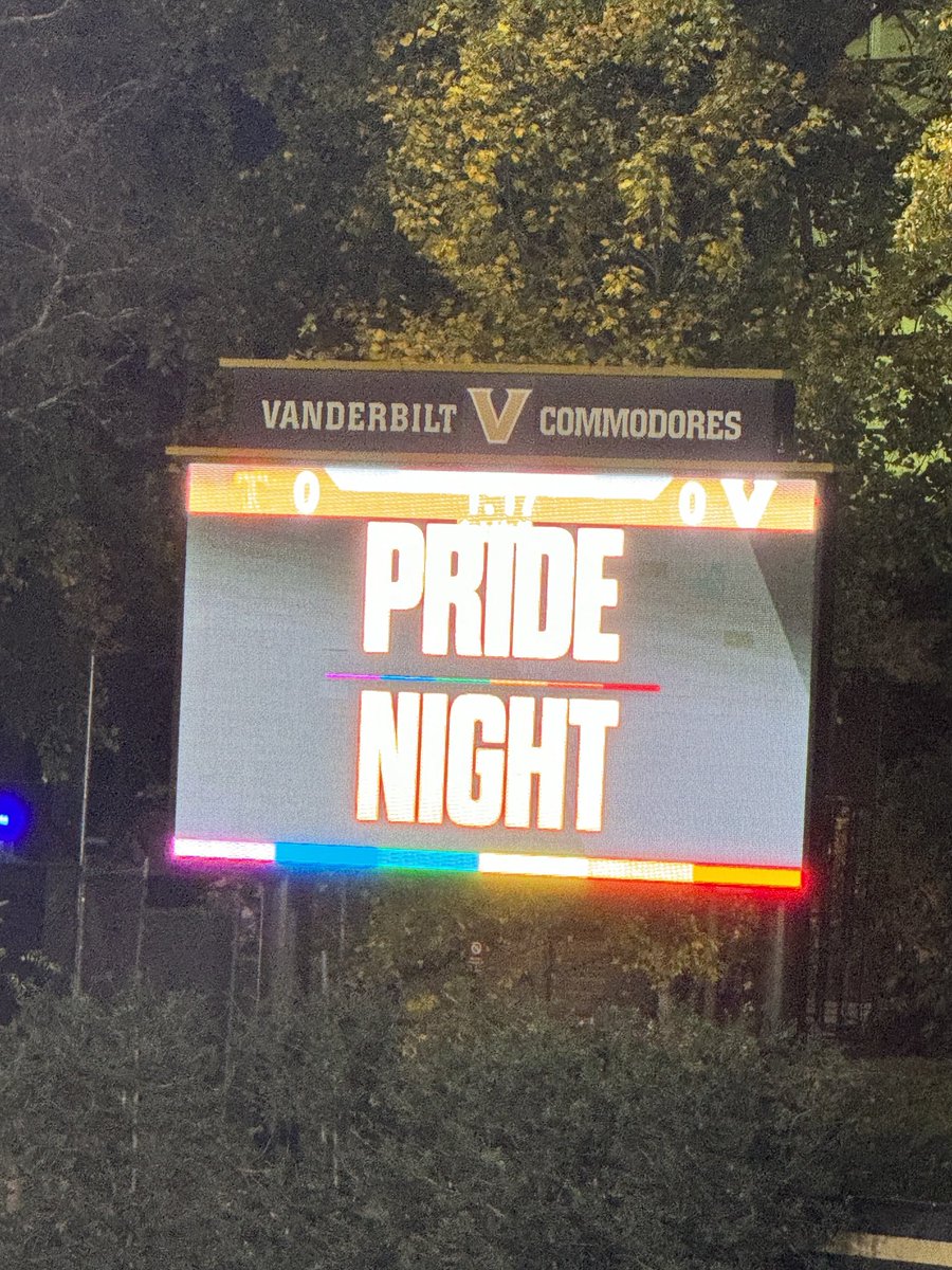 craiglharris's tweet photo. This is the one this Vandy does that I wish UT did: celebrate Pride 🌈 (Correct me if I’m wrong) https://t.co/2aFxFyMPx3
