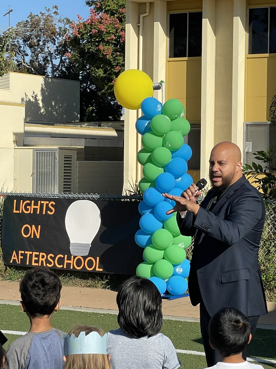 LAsBEST's tweet photo. Thank you to Assembly Majority Leader, @isaacgbryan for joining us today to keep #LightsOnAfterschool! Your support is invaluable in recognizing the importance of afterschool programs and their impact on our youth across California. #WeAreLAsBEST #CaAfterschoolWorks https://t.co/04EcePUrKu