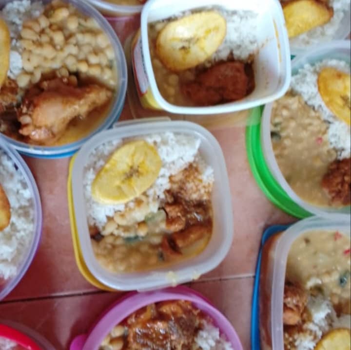 CM_REDICAPITAL's tweet photo. #ZODIMIRANDACOSTA | Milicianos del APDI Guarenas acompañaron, supervisaron y entregaron la recepción de alimentos del Programa de Alimentación Escolar en la Escuela Creación “Trapichito”.
En #PieDeLucha por la alimentación de los estudiantes de la Patria.
#CMREDICAPITAL https://t.co/7kz6HCY9qf