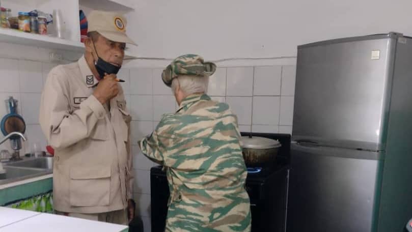 CM_REDICAPITAL's tweet photo. #ZODIMIRANDACOSTA | Milicianos del APDI Guarenas acompañaron, supervisaron y entregaron la recepción de alimentos del Programa de Alimentación Escolar en la Escuela Creación “Trapichito”.
En #PieDeLucha por la alimentación de los estudiantes de la Patria.
#CMREDICAPITAL https://t.co/7kz6HCY9qf
