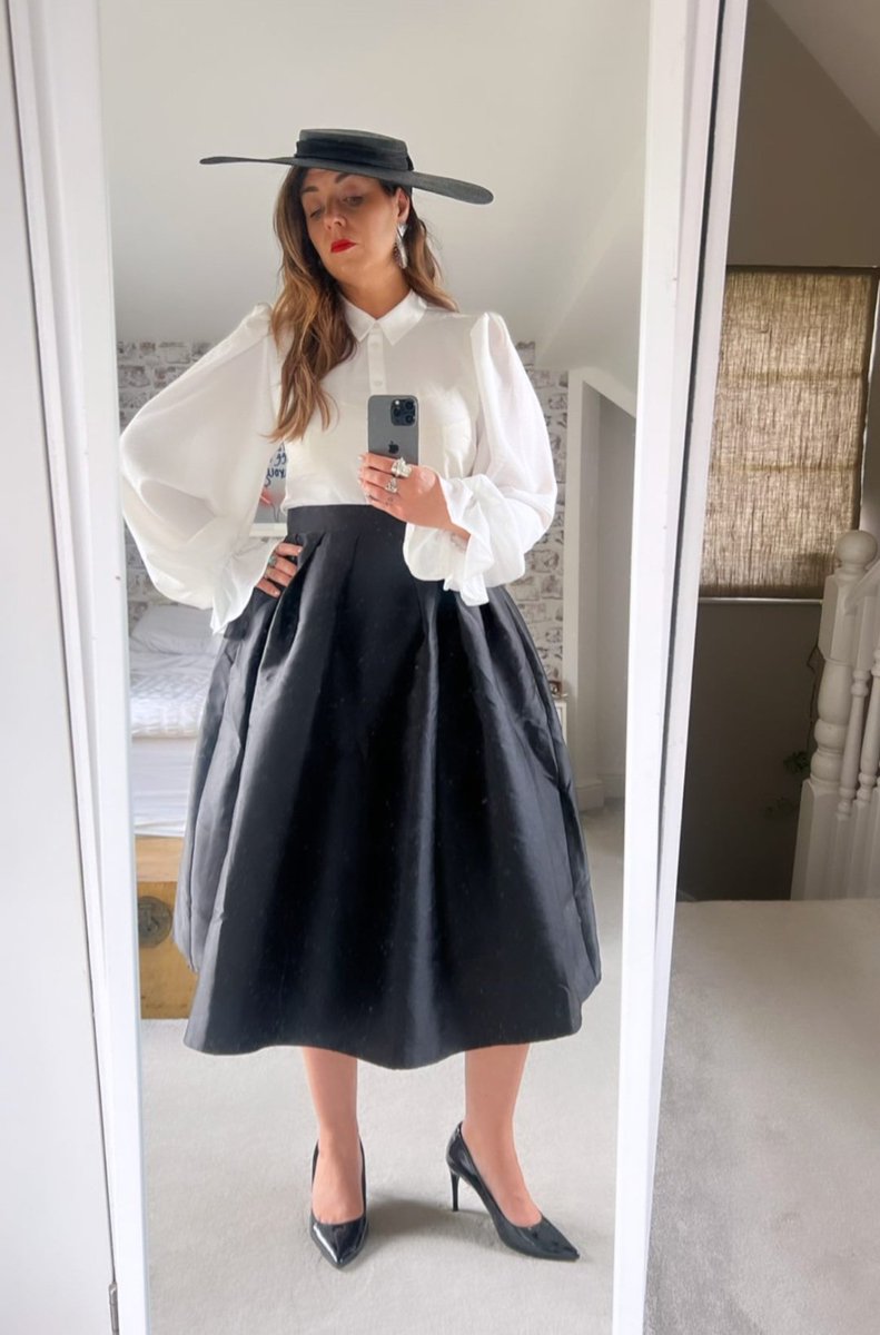 Celebrity stylist: @stevieb

Plus size circle skirt : <a href="/DearcurvesREAL/">Dearcurves</a> 

Buy now: 
dearcurves.com/product/black-…