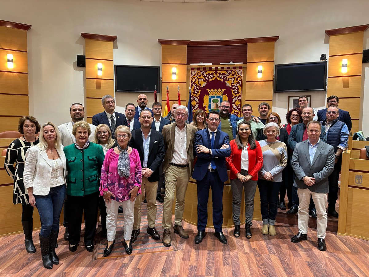 VOX_V_Vallecas's tweet photo. Pleno inaugural de la nueva legislatura! @JMDvivallecas esperamos se haga un gran trabajo para garantizar el beneficio para los vecinos 🇪🇸💚
#DecideLoQueImporta https://t.co/Fc5r2YzOO5