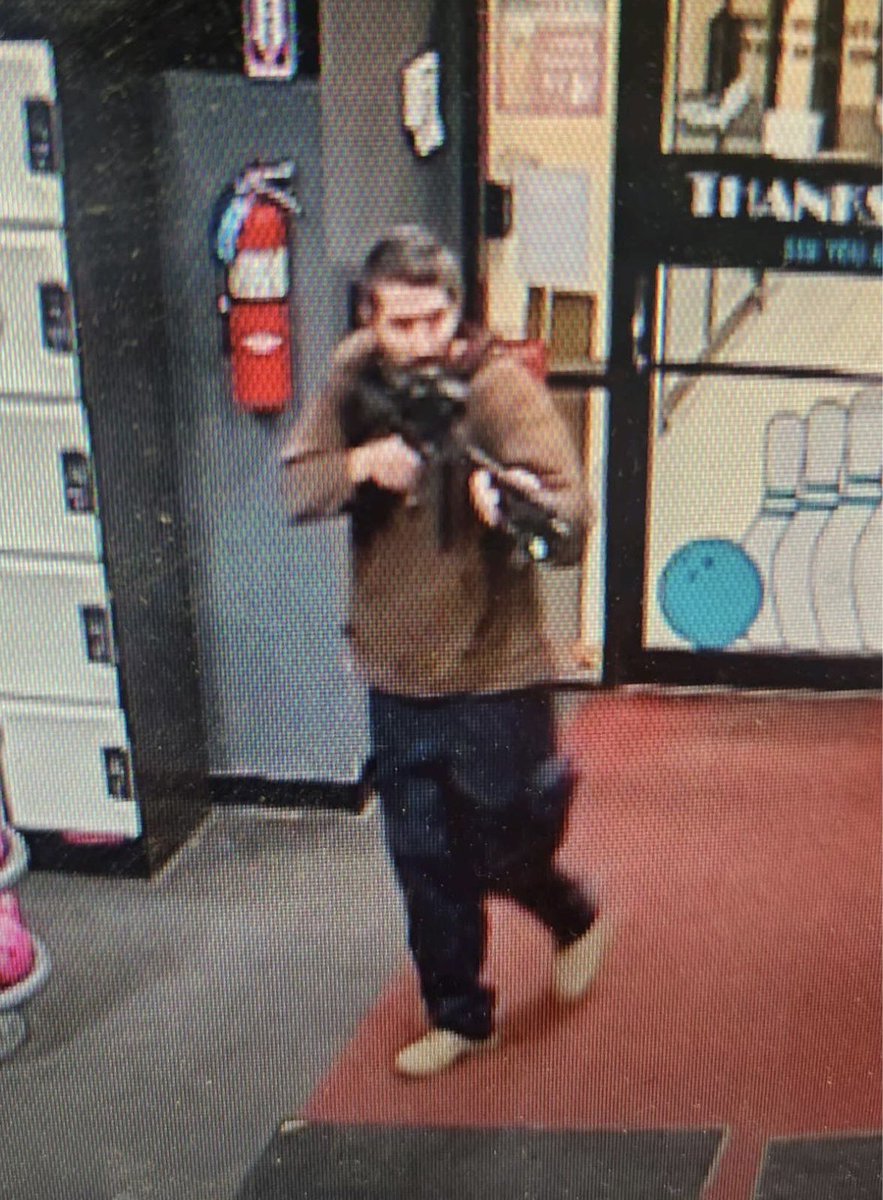 Nath_Yamb's tweet photo. A gauche, Robert Card, un homme blanc, abat 22 personnes avec un fusil semi-automatique dans le Maine, aux USA. 

À droite, Joseph Emerson, pilote de type caucasien, tente d’arrêter les réacteurs d’un avion de la compagnie Alaska Airlines en plein vol avec 83 personnes à bord. 

Nulle part on ne les décrit comme des terroristes. Au contraire, on vient nous expliquer qu’il avait des problèmes de santé mentale pour l’un, et qu’il aurait pris des champignons hallucinogènes pour l’autre. 

Mais s’ils s’étaient appelés Mohamed ou Idrissa et/ou que leur peau était un tantinet plus foncée, qu’est-ce qu’on n’allait pas entendre…