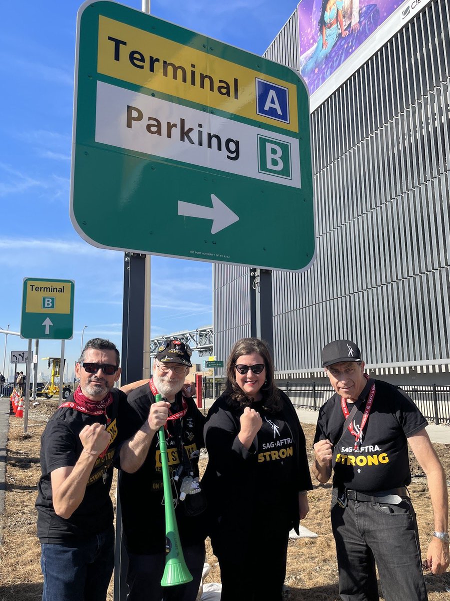 SAGAFTRANY's tweet photo. #SagAftra members joined @afa_cwa at LaGuardia airport today as they fight for a fair contract. #UnionStrong https://t.co/CFWri6QqC3