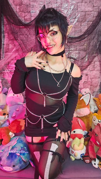 vamp gf after 1 drink be like: https://t.co/hpAGJ8zC6j