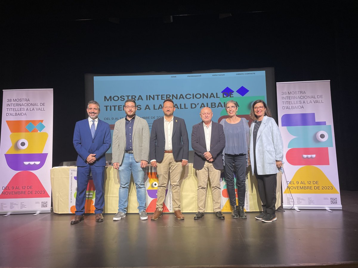 La 38a Mostra Internacional de Titelles a la Vall d'Albaida s'ha presentat aquesta vesprada al Teatre Goya de L'Olleria amb una gran afluència de personalitats i mitjans.

➡️ Podeu trobar TOTA LA PROGRAMACIÓ i informació a mostratitelles.com/mit38

Visca la cultura i visca la MIT!