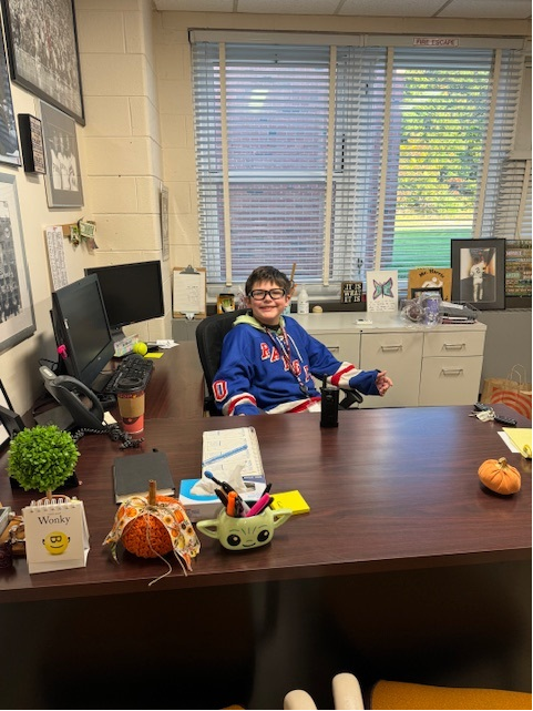 ferrazzik's tweet photo. Holding meetings in their offices. https://t.co/D6MwlGxy26
