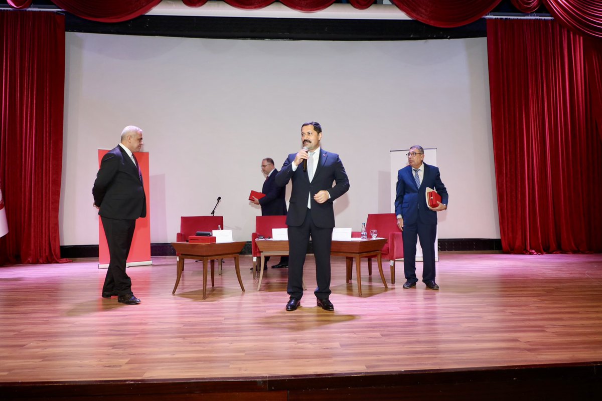 HatayValiligi's tweet photo. Milli Savunma Üniversitesi Rektörü Prof.Dr Erhan AFYONCU, Prof.Dr. Bünyamin KOCAOĞLU ve Dr. Öğretim Üyesi Süleyman HATİPOĞLU' nun sunumlarıyla "Cumhuriyetimizin 100.Yılında Hatay" konulu konferansımız MKÜ Konferans Salonu'nda gerçekleştirildi. Valimiz @MustafaMasatli , Hatay’ımıza katkılarından dolayı akademisyenlerimize teşekkür etti.