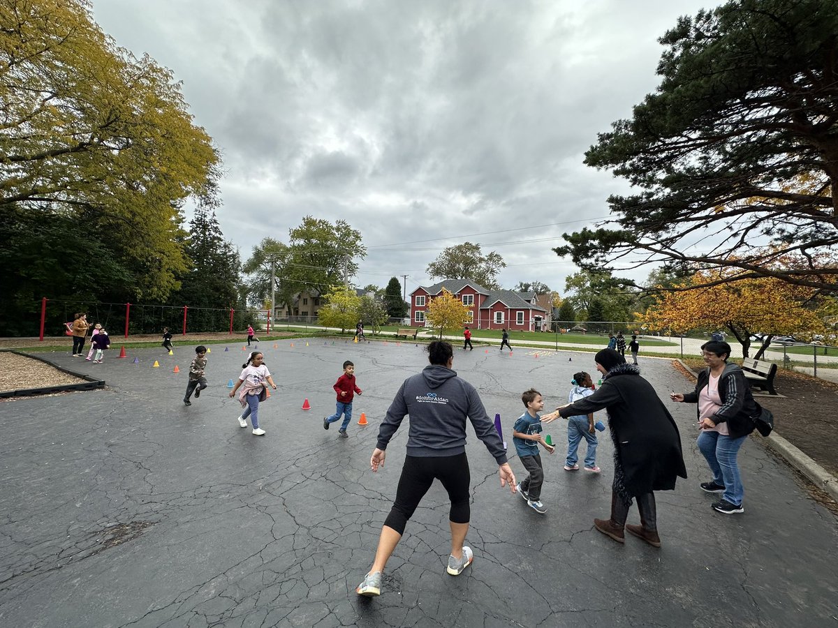 crowecrowe6's tweet photo. Final days of the 8th Annual Track-a-thon PTA fundraiser for @D45YorkCenter and @D45Stevenson https://t.co/RbGnhYR8tN