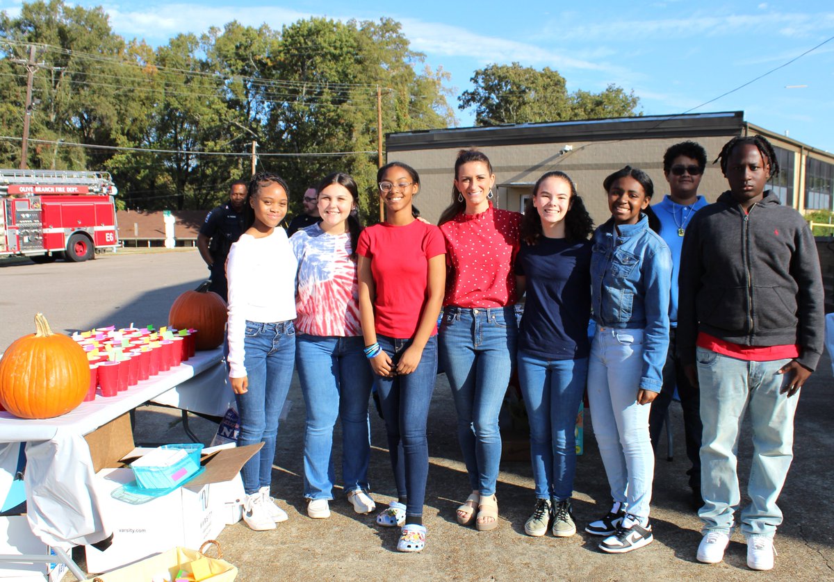 DCSeNews's tweet photo. Olive Branch Middle School Teacher Christine DiFabio and her yearbook class celebrated Olive Branch first responders in style.  The community worked together to provide food, treats &amp; gift cards for prizes. #TeamDCS @nick_eddlemon @OBMSQuistors https://t.co/p5OdnC2njK