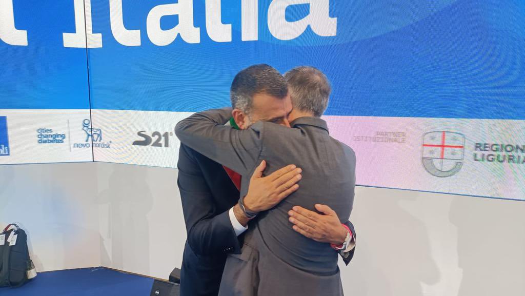 Sapar_info's tweet photo. Si conclude con un abbraccio tra il Presidente di Sapar Domenico Distante e il Presidente di ANCI Antonio Decaro la 40esima assemblea nazionale di Genova: l’evento ha offerto un’occasione preziosa per rafforzare ulteriormente il legame tra PA e mondo associativo. 

#sapar #ANCI https://t.co/otQJwZFq5f