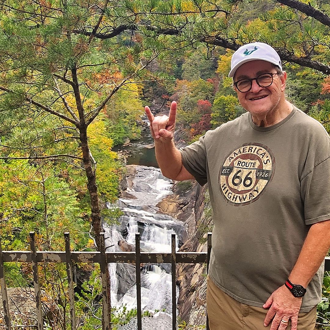 USFalumniAssn's tweet photo. Spot Ruben Rozental, Political Science '77, Life Member #9433, showing off his #BullPride at beautiful Tallulah Gorge State Park, Georgia. No matter where you are, you'll always be a #Bull!🤘💚 https://t.co/3TRy8Ky7x2