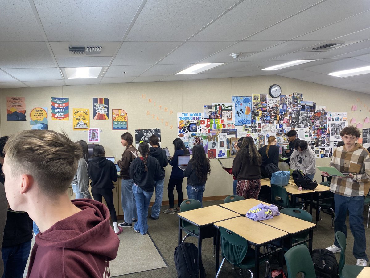 wanmer_michael's tweet photo. Collaboration in action, as the SCHS, History department joins forces to learn about the realities of child labor in the early 1900’s.  Just another #BurtonExperience https://t.co/6BvwytF71S